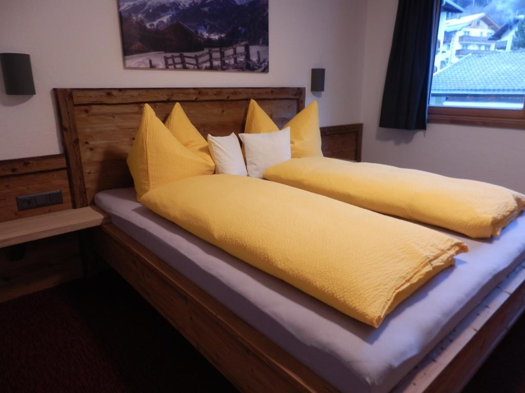 Haus Alpenflora Apartment Флирш Екстериор снимка
