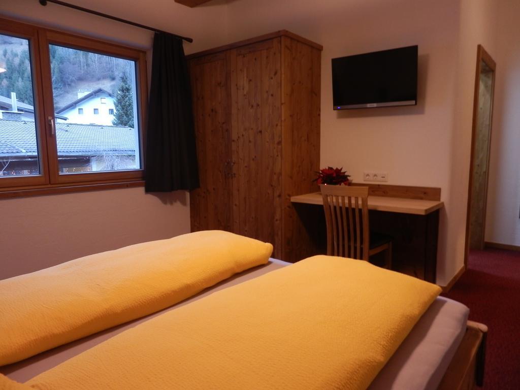 Haus Alpenflora Apartment Флирш Екстериор снимка