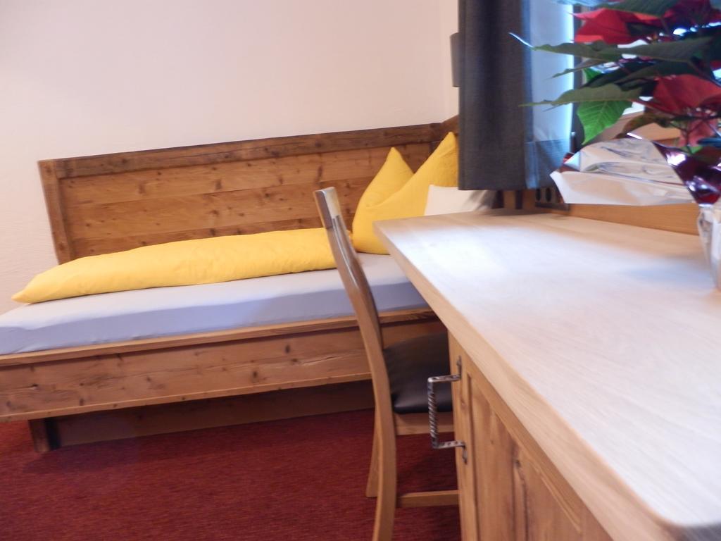 Haus Alpenflora Apartment Флирш Екстериор снимка