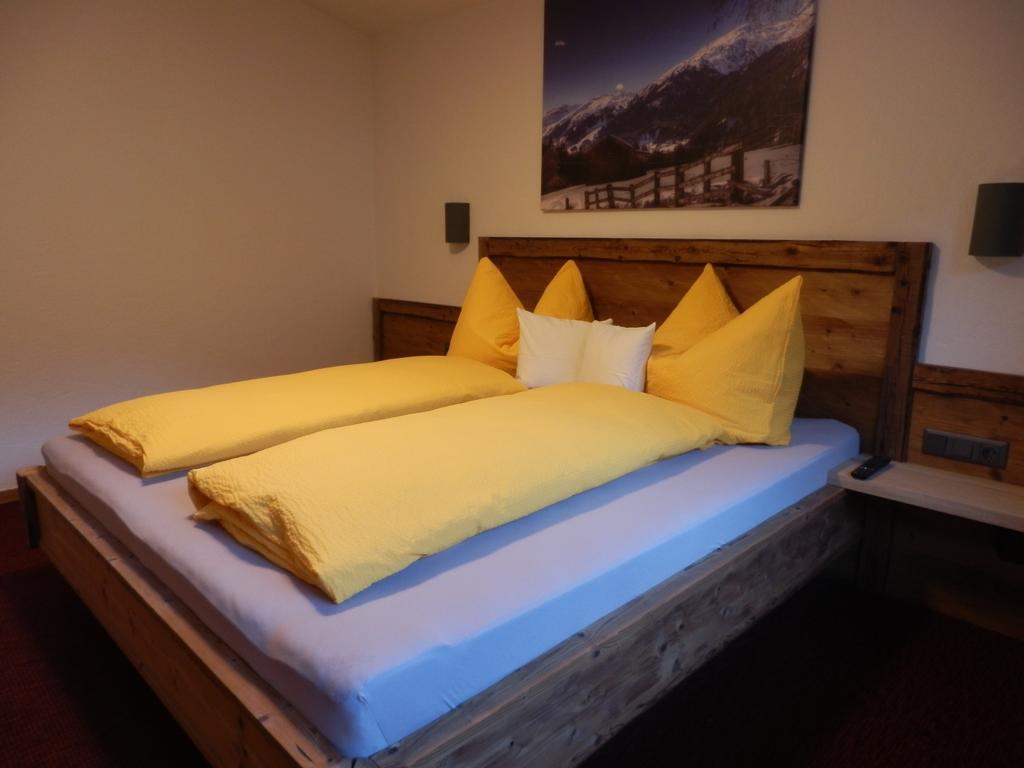 Haus Alpenflora Apartment Флирш Екстериор снимка